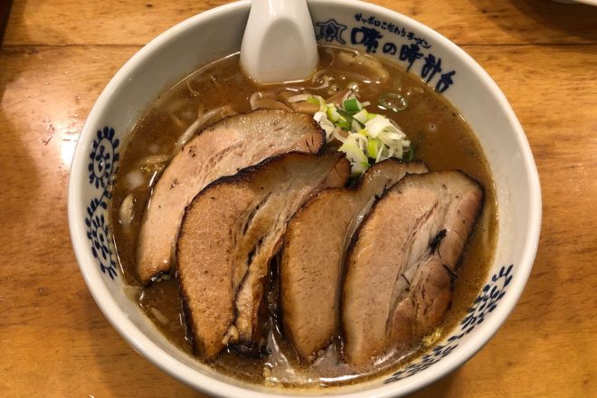大迫力の厚切り炙り焼き豚に挑む!サッポロのこだわりラーメン「味の時計台」