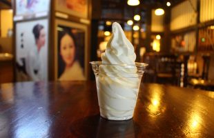 大吟醸の酒粕を贅沢に使用した酒粕ソフトクリームを食す｢千歳鶴 酒ミュージアム｣