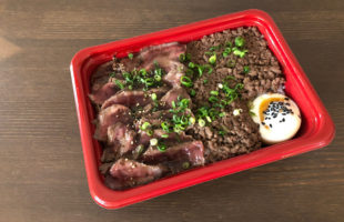 北海道産牛肉のステーキと牛そぼろが半分ずつの贅沢弁当「ステーキ くに美」